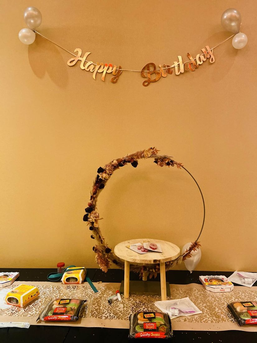 Décoration d'anniversaire dans la salle privée